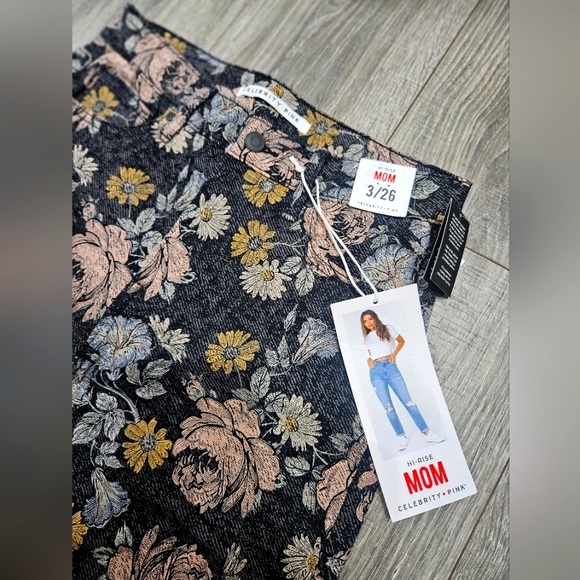 🛍 CELEBRITY PINK Hi Rise Multicolor floral print Mom Jeans 3/26 NWT - Picture 5 of 6